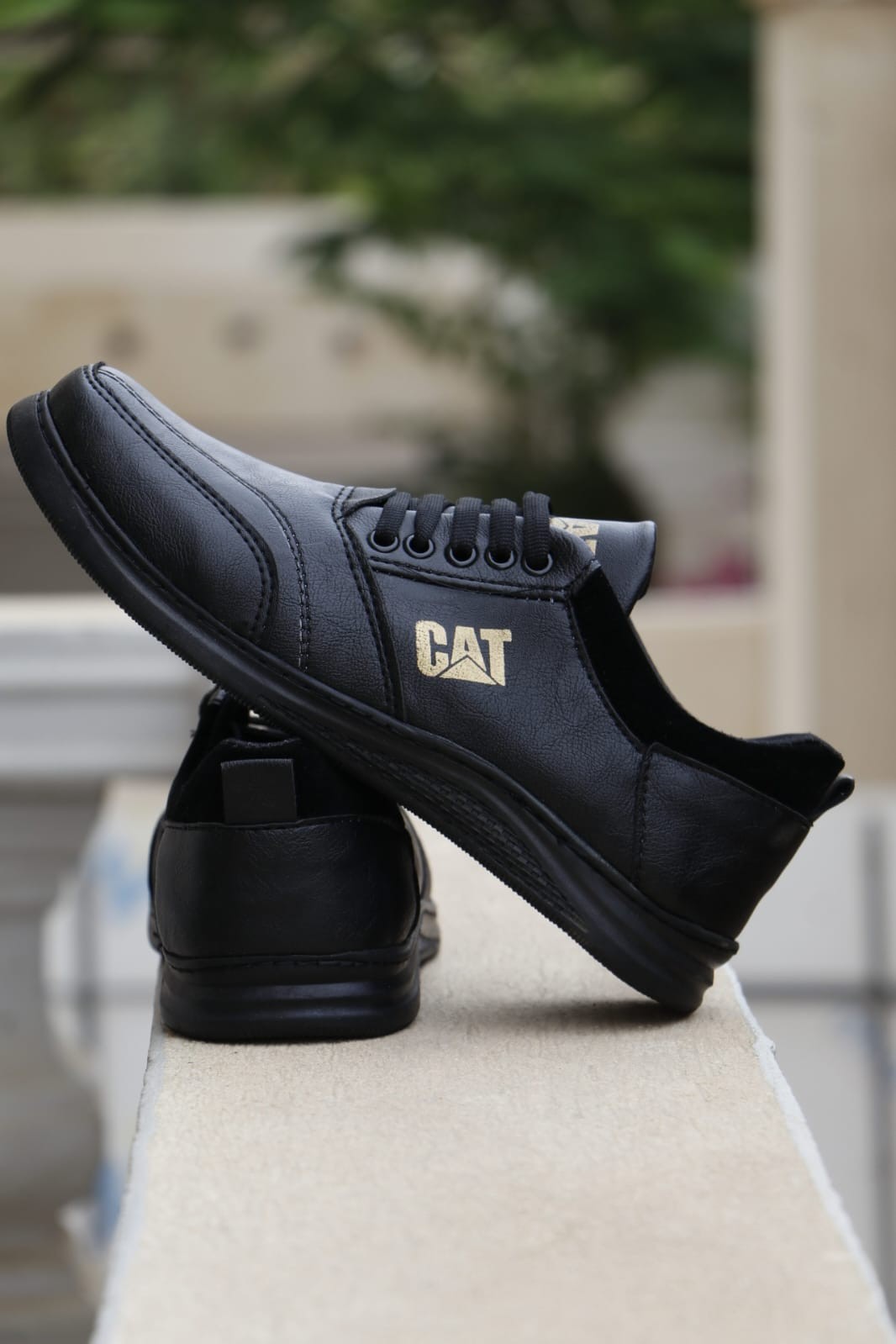 حذاء جلد مشحم cat